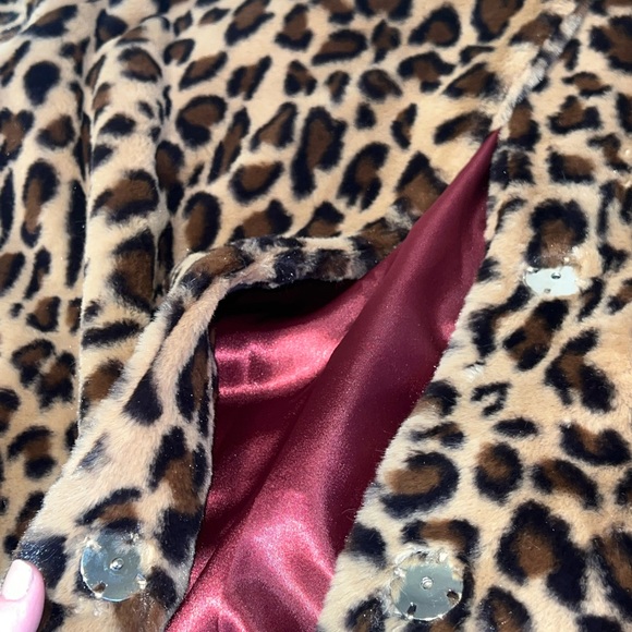 Sandova fuzzy cheetah print coat with satin inside - Picture 6 of 8